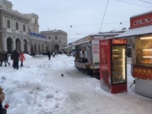 Baltian asema, Pietari eilen. Ekat kaali-jauhelihapiirakat "nakkikojusta", 50 ruplaa. Alle euron